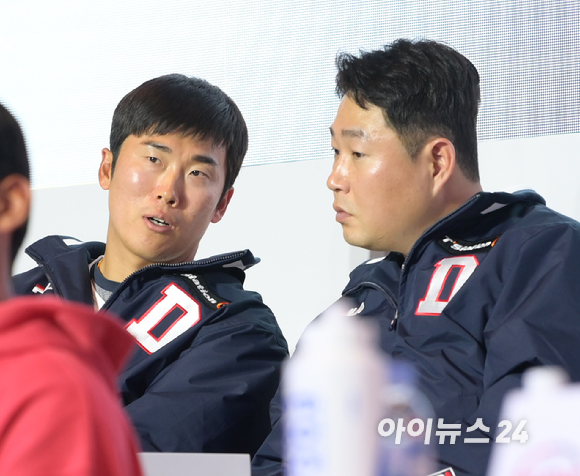 30일 오후 서울 한남동 그랜드하얏트서울 그랜드볼룸에서 열린 2023 KBO 미디어데이에 두산 허경민, 양의지가 참석하고 있다. [사진=정소희 기자]