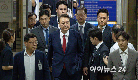 12.3 비상계엄 사태 관련 내란 혐의를 받는 윤석열 전 대통령이 9일 서울 서초구 서울중앙지방법원에서 구속 전 피의자 심문(영장실질심사)을 마치고 대기 장소인 서울구치소로 이동하고 있다. [사진=사진공동취재단]