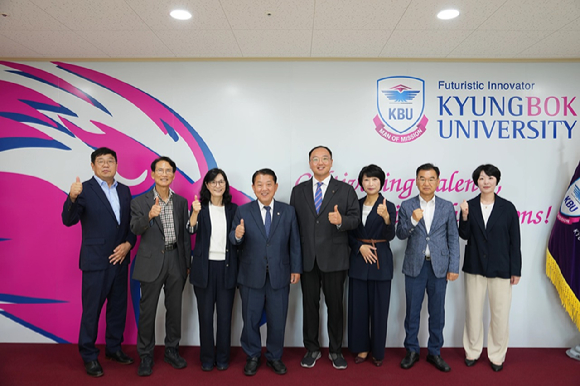 경복대학교를 찾은 김병주 최고위원과 관계자들이 사진 촬영을 하고 있다. [사진=경복대학교]