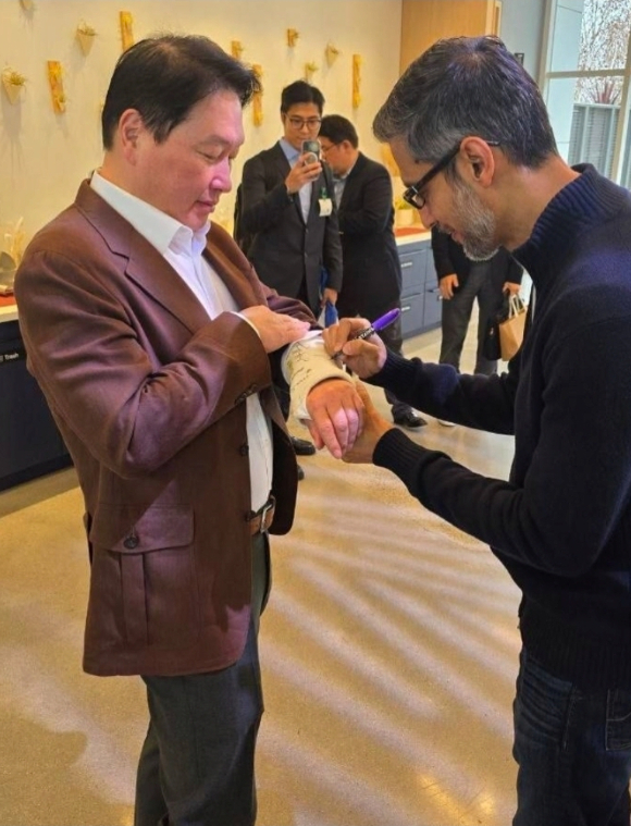 최태원 SK그룹 회장의 손목 깁스에 젠슨 황 엔비디아 CEO가 응원 메시지를 남긴 모습. [사진=최태원 인스타그램 캡처]