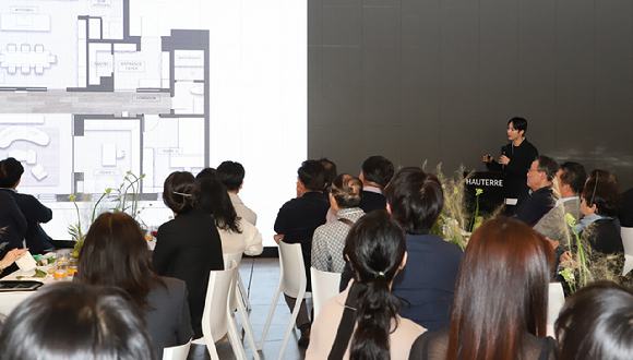 지난 7일 서울 청담 레스파스 에트나에서 양태오 작가가 '아틀리에 에디션'을 소개하고 있다. [사진=포스코이앤씨]