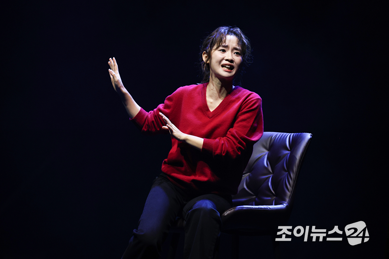 배우 김규남이 23일 오후 서울 종로구 연지동 두산아트센터 연강홀에서 진행된 연극 '플리백' 프레스콜에 참석해 열연을 펼치고 있다. [사진=문수지 기자]