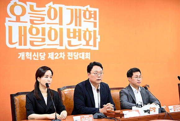 개혁신당 대표인 이준석 의원이 26일 국회 소통관에서 대표직 사퇴를 발표하기 위해 회견장에 들어서고 있다. 2026.8.26 [사진=연합뉴스]