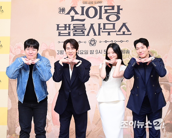 배우 유연석-이솜-김경남이 11일 오후 서울 양천구 목동 SBS사옥에서 열린 SBS 새 금토드라마 '신이랑 법률사무소' 제작발표회에 참석하고 있다. [사진=정소희 기자]