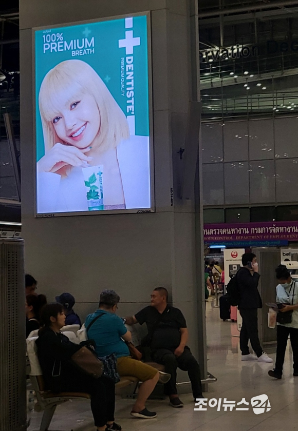 방콕 시내 유명 쇼핑몰에 갓세븐 뱀뱀이 모델로 있는 태국 이동통신사 옥외광고판이 설치돼 있다. [사진=이미영 ]