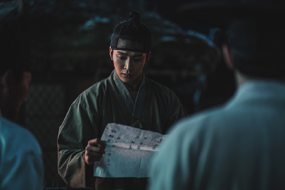 배우 로운이 디즈니+ '탁류'에서 열연하고 있다. [사진=월트디즈니 컴퍼니 코리아]