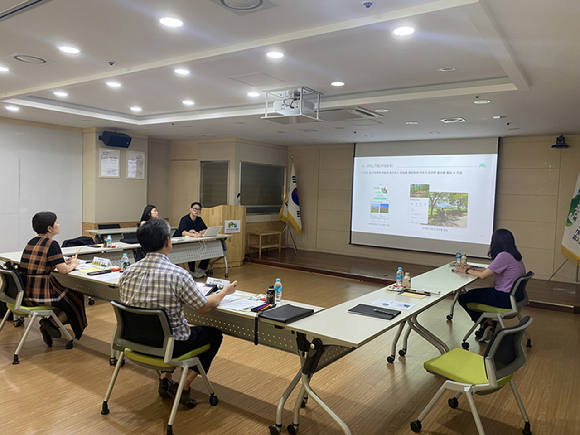 지난 21일 대전 서구 둔산동 한국산림복지진흥원 대회의실에서 전문가와 창업대회 수상자가 &lsquo;2023년 산림 공공&middot;빅데이터 활용 창업경진대회&rsquo;의 후속 조치로 창업 멘토링을 진행했다. [사진=한국산림복지진흥원 ]