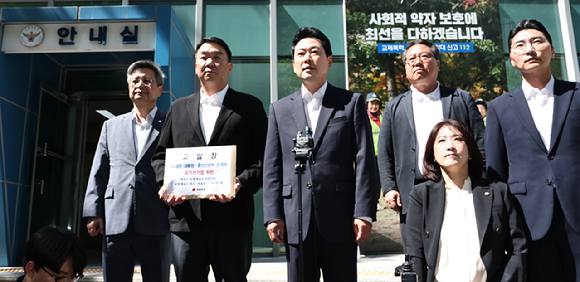 국민의힘 장동혁 상임선거대책위원장과 박준태, 김장겸, 최보윤 의원 등이 30일 서울 종로구 서울경찰청 민원실에 이재명 대통령에 대해 '공직선거법상 투표의 비밀침해죄' 혐의로 고발장 제출에 앞서 발언하고 있다. 2026.5.30 [사진=연합뉴스]