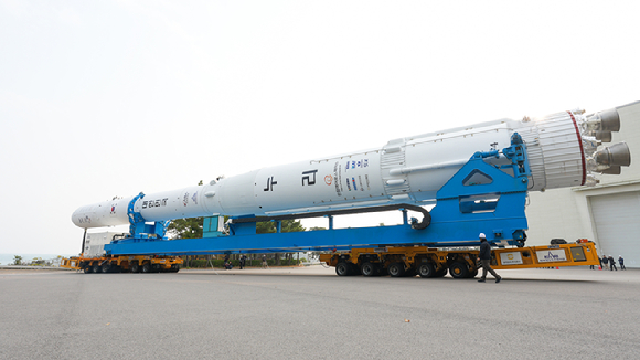 25일 오전 9시 전남 고흥 나로우주센터에서 누리호가 발사대로의 이송을 위해 발사체조립동을 나오고 있다. [사진=항우연]