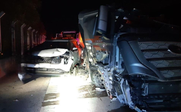 구미 상주영천고속도로에서 추돌 사고 등이 발생해 운전자 1명이 심정지 상태에 빠졌다. 사진은 해당 사고 현장. [사진=경북소방본부]