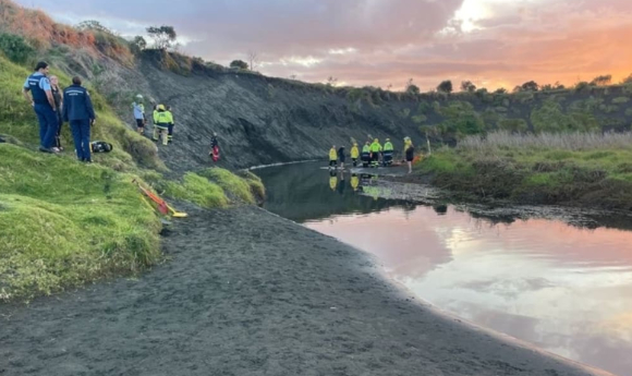 뉴질랜드 오클랜드 인근 해변에서 모래 언덕이 무너져 네 아이의 아버지인 20대 남성이 매몰돼 숨지는 사고가 일어났다. 사진은 왓슨과 아이들. [사진=Givealittle]