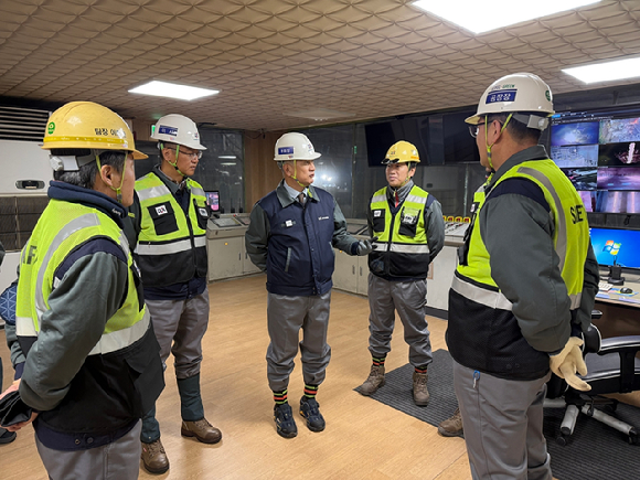 장세욱 부회장(가운데)이 새해 첫날 인천공장을 방문해 임직원과 대화하고 있다. [사진=동국제강그룹]