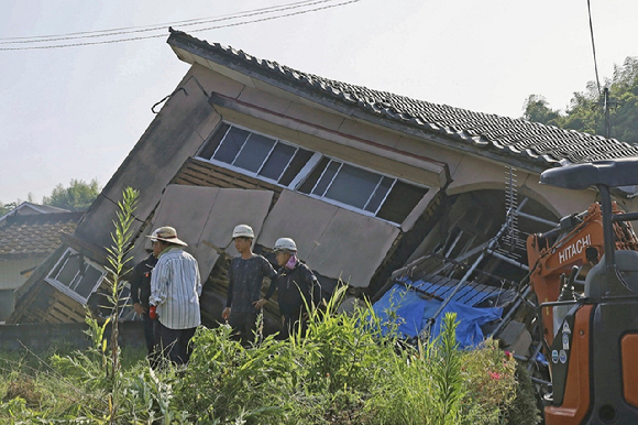 일본 규슈 미야자키현 앞바다에서 8일 규모 7.1 지진이 발생한 뒤 9일 가고시마현 오사키에 있는 한 가정집이 무너져 있다. [사진=AP/뉴시스]