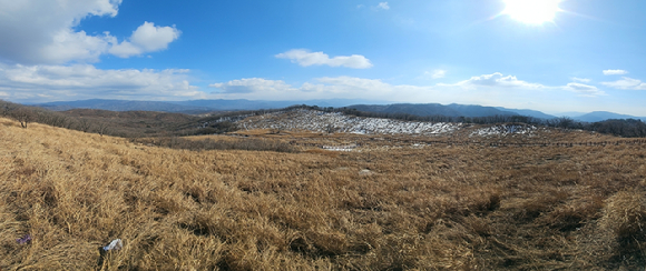 팔각정에서 바라본 겹겹한 산 [사진=박성기]