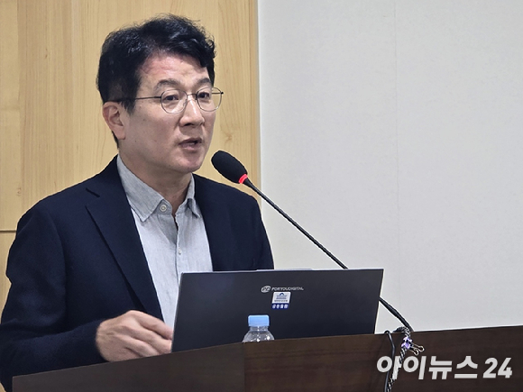 28일 오전 국회의원회관에서 열린 '공정한 망 이용 생태계 조성을 위한 정책 토론회'에서 신민수 한양대학교 경영학과 교수가 발제하고 있다. [사진=안세준 기자]