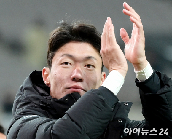 25일 오후 서울월드컵경기장에서 하나원큐 K리그1 2023시즌 개막전 FC서울 대 인천유나이티드 FC의 경기가 펼쳐졌다. 2-1로 서울이 승리한 가운데 황의조가 팬들에게 인사하고 있다. [사진=정소희 기자]