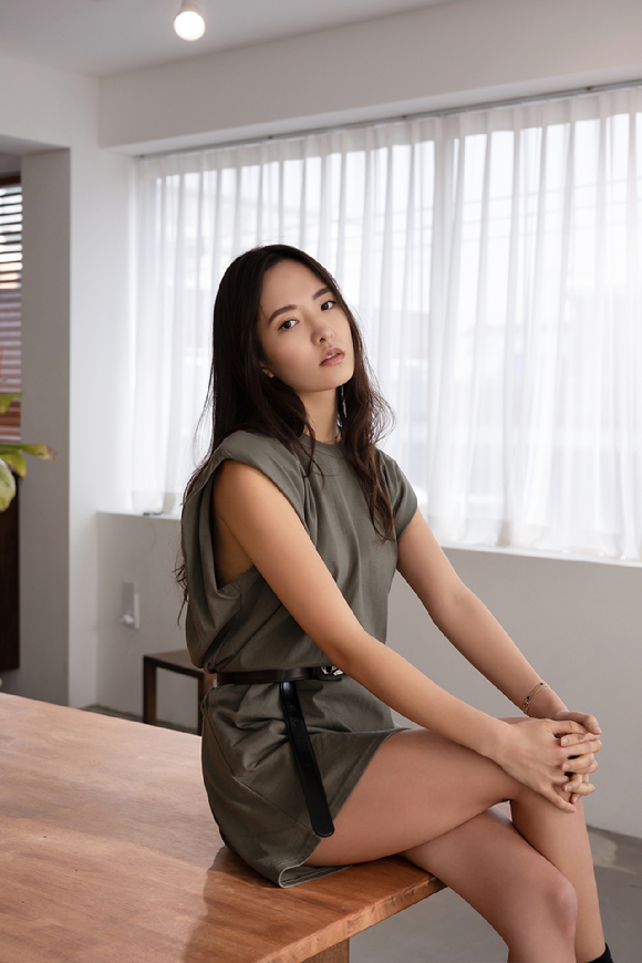 배우 호조가 인터뷰 관련 촬영에서 포즈를 취하고 있다. [사진=저스트엔터테인먼트]