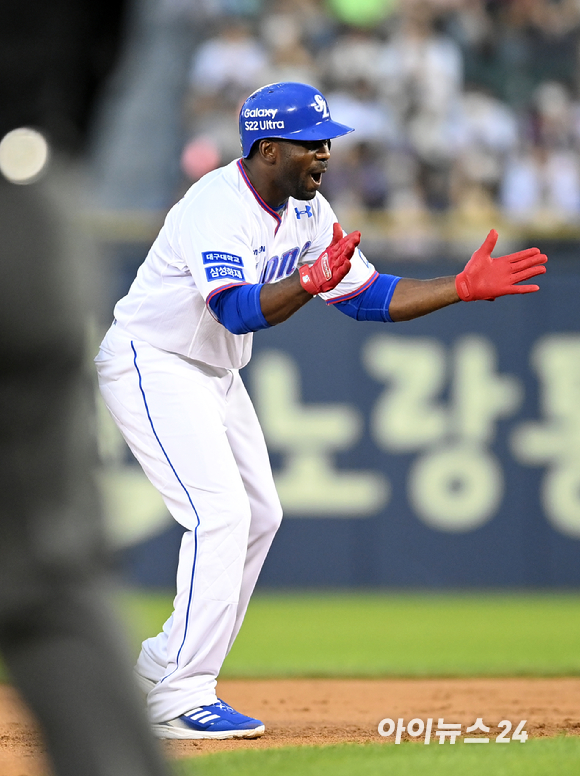 16일 오후 서울 잠실야구장에서 '2022 신한은행 SOL KBO 올스타전' 드림 올스타와 나눔 올스타의 경기가 열렸다. 드림 올스타 피렐라가 1회말 무사 2루타를 친 후 박수를 치고 있다. [사진=김성진 기자]