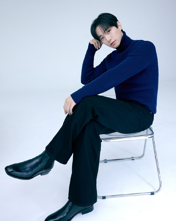 배우 이준호가 '태풍상사' 인터뷰에 앞서 사진 촬영을 하고 있다. [사진=O3 Collective]