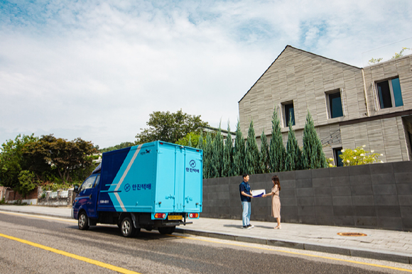 한진 택배 배송기사가 고객에게 상품을 전달하고 있다. [사진=한진]