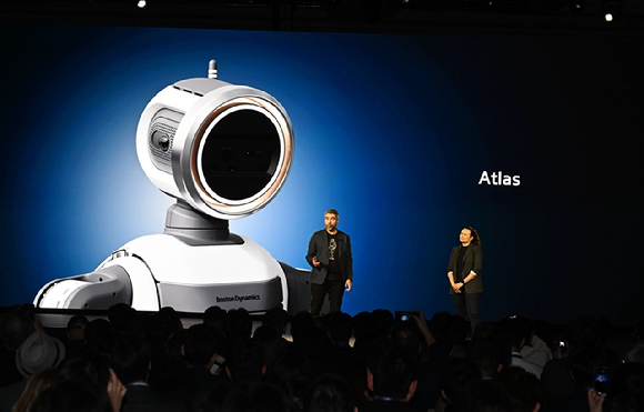 (왼쪽부터)알베르토&nbsp;로드리게즈(Alberto&nbsp;Rodriguez)&nbsp;보스턴다이나믹스&nbsp;아틀라스&nbsp;행동&nbsp;정책&nbsp;담당,&nbsp;캐롤리나&nbsp;파라다(Carolina&nbsp;Parada)구글&nbsp;딥마인드 로보틱스&nbsp;총괄이&nbsp;5일(현지시간) 미국 라스베이거스 만달레이 베이 컨벤션 센터에서 개최된 'CES 2026'에서 발표하고 있다. [사진=현대자동차그룹]