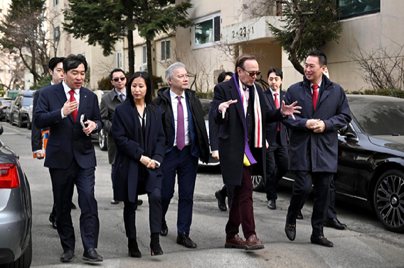 2월 23일 세계적인 건축설계사무소 람사(RAMSA, Robert A.M. Stern Architects) 설계진이 현대건설 관계자들과 압구정3구역 재건축 사업지를 방문했다. [사진=현대건설]