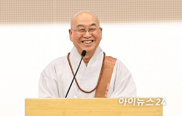 법륜 평화재단 이사장이 2일 오후 서울 여의도 국회도서관 대강당에서 'K민주주의와 한반도평화'라는 주제로 열린 포럼에서 축사를 하고 있다. [사진=곽영래 기자]
