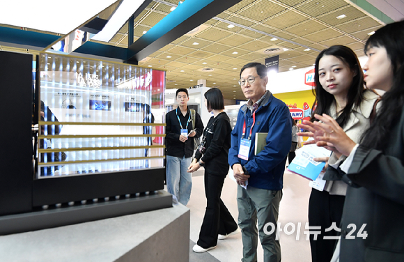 14일 서울 강남구 코엑스에서 열린 '제28회 반도체대전'(SEDEX 2026)에서 관람객들이 삼성전자 부스를 관람하고 있다. [사진=곽영래 기자]