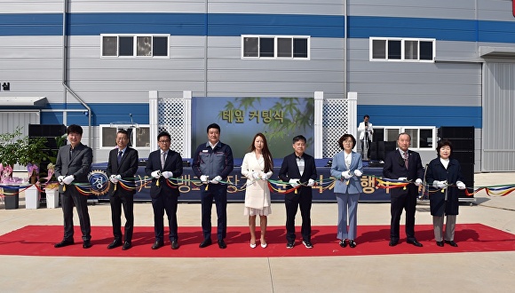 김제시 김제자유무역지역 내 (주)티엠뱅크특장기술 신규공장 준공식에서 정성주김제시장(오른쪽에서4번째)과 관계자들이 테이프 커팅식을 하고있다.