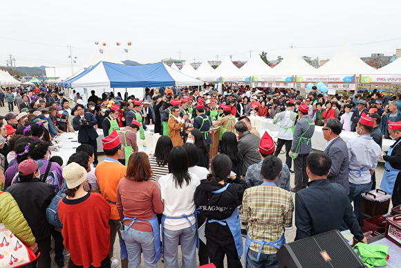 생거진천 문화축제 대형 수박화채  나눔행사장 모습. [사진=진천군]