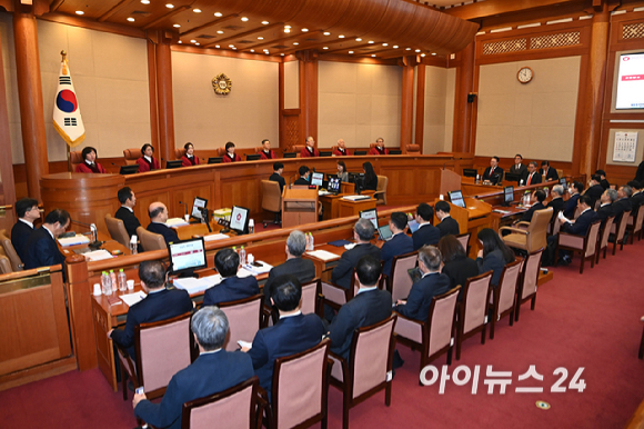 6일 오전 서울 종로구 헌법재판소에서 윤석열 대통령 탄핵심판 6차 변론이 열리고 있다. [사진=사진공동취재단]