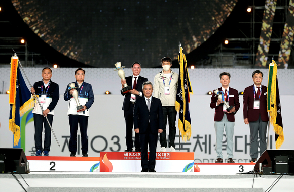 이기흥 대한체육회 회장이 13일 열린 제103회 전국체육대회 폐회식에 참석해 선수들과 참가 임원 등을 격려하고 있다. [사진=대한체육회]