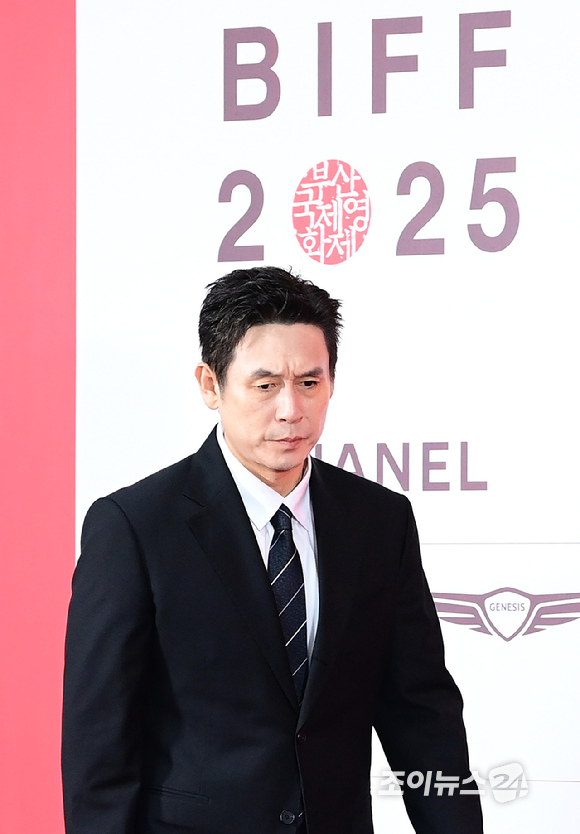 배우 설경구가 19일 오전 부산광역시 해운대구 우동 영화의 전당에서 열린 제30회 부산국제영화제(BIFF) 영화 '굿뉴스' 갈라 프레젠테테이션 기자회견에 참석하고 있다. [사진=정소희 기자]