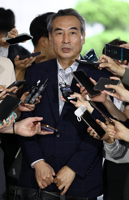 윤석열 전 대통령 부인 김건희 여사와 관련한 각종 의혹 사건을 수사하는 민중기 특별검사가 지난 6월 26일 서울 서초구에 마련된 특검팀 사무실로 출근하며 취재진의 질문에 답하고 있다. 2025.6.26 [사진=연합뉴스]