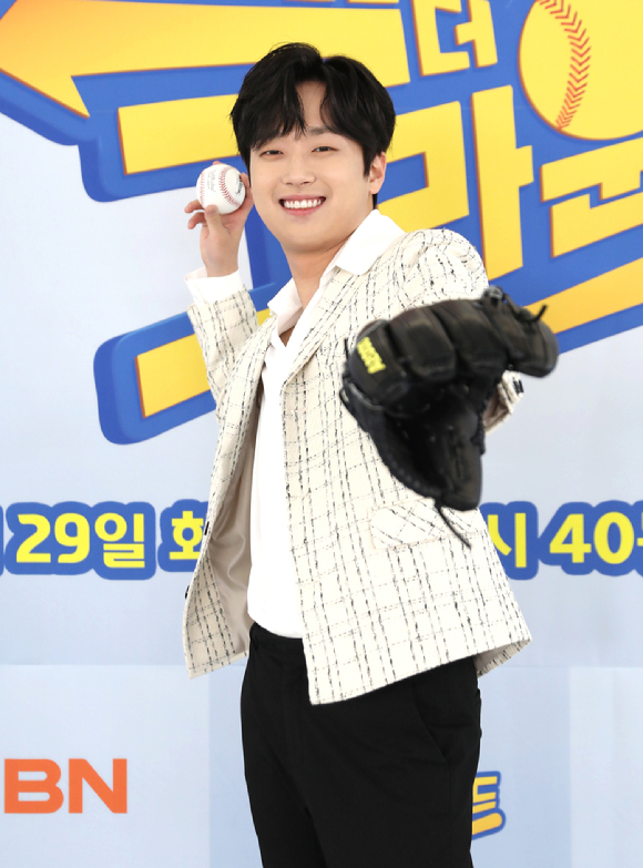 가수 이찬원이 25일 온라인으로 진행된 MBN 새 예능프로그램 '빽 투 더 그라운드' 제작발표회에 참석해 포즈를 취하고 있다. [사진=MBN]