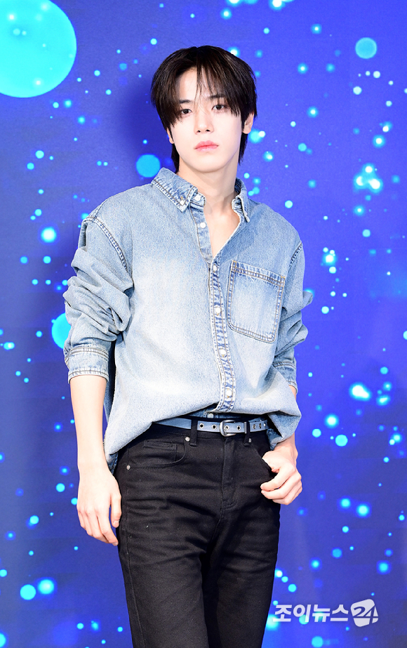 그룹 클로즈 유어 아이즈(CLOSE YOUR EYES)가 서울 성동구 성수동에 위치한 케이팝 체험 아카데미 케이팝아케이드에서 진행된 조이뉴스24와의 인터뷰에 앞서 포즈를 취하고 있다. [사진=정소희 기자]