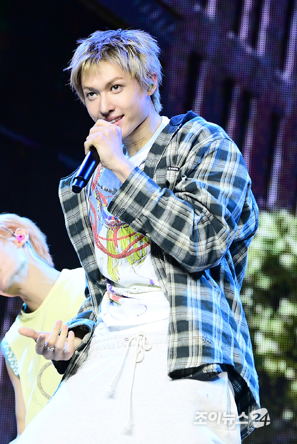 그룹 코르티스 마틴이 18일 오후 서울 용산구 블루스퀘어에서 열린 코르티스(CORTIS) 데뷔 쇼케이스 '컬러 아웃사이드 더 라인스'(COLOR OUTSIDE THE LINES)에서 멋진 무대를 선보이고 있다. [사진=정소희 기자]