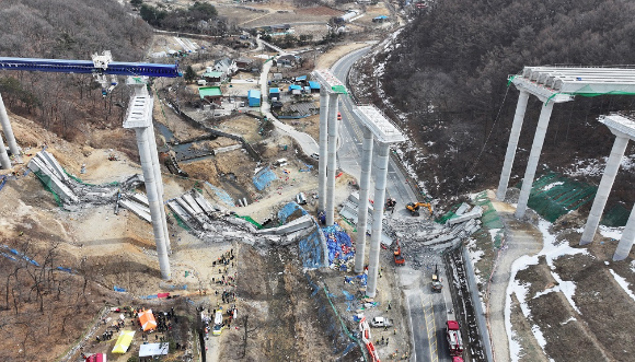 2월 25일 경기도 안성시 서운면 산평리 소재 서울세종고속도로 천안~안성구간 9공구 천용천교 건설 현장 붕괴 사고 현장. [사진=연합뉴스]