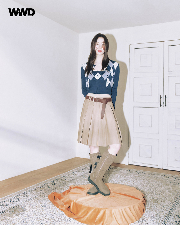 배우 신세경이 화보 촬영에서 포즈를 취하고 있다. [사진=WWD 코리아]