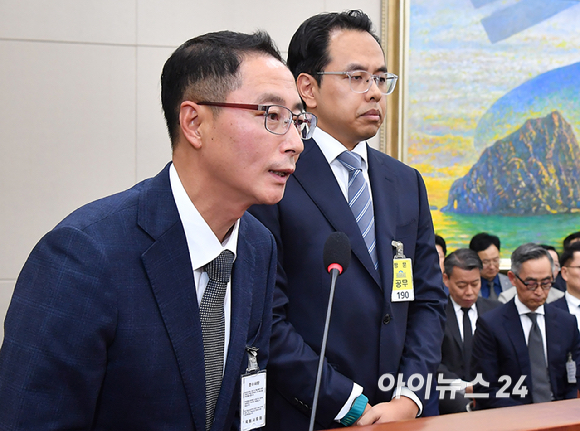 김명규 쿠팡이츠 대표와 김범석 우아한형제들 대표가 14일 서울 여의도 국회에서 열린 공정거래위원회, 개인정보보호위원회 등에 대한 정무위원회 국정감사에 출석하고 있다. [사진=곽영래 기자]