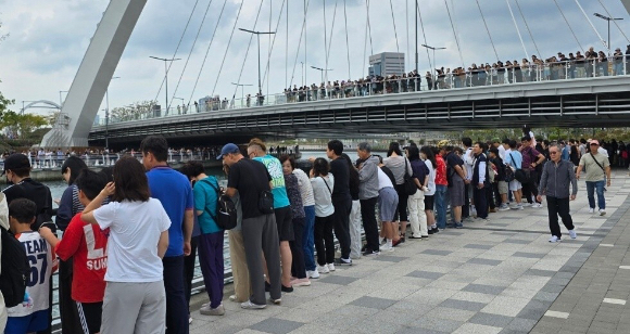 상어를 직접 보려는 시민들이 몰리면서 북항 친수공원은 북새통을 이뤘다. 2026.9.20 [사진=연합뉴스]