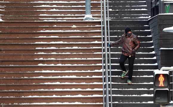 폭설 후 한파로 도로 곳곳이 얼어붙은 5일 서울 이태원역 인근에서 시민이 빙판길을 조심히 걷고 있다. 2025.12.5 [사진=연합뉴스]