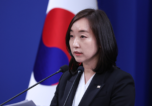 전은수 대변인이 지난 3일 청와대 춘추관에서 출퇴근 시간대 대중교통 혼잡 완화 대책 관련 브리핑을 하고 있다. 2026.4.3 [사진=연합뉴스]