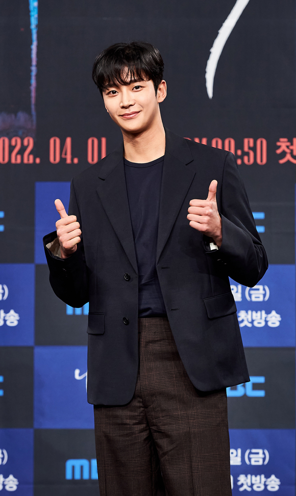 배우 이수혁-윤지온-로운-김희선이 1일 온라인으로 진행된 MBC 새 금토 드라마 '내일' 제작발표회에 참석해 포즈를 취하고 있다. [사진=MBC]