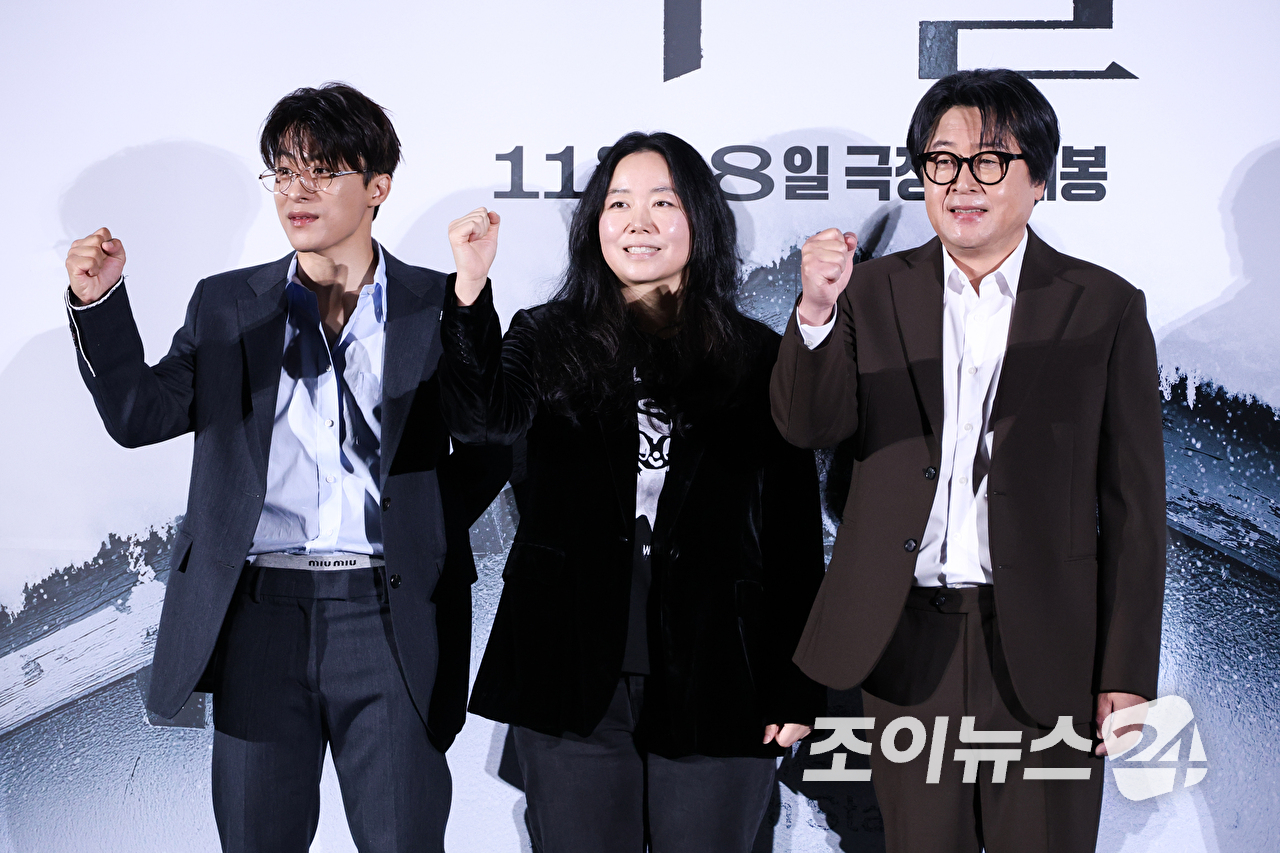 배우 구교환, 홍의정 감독, 배우 김윤석이 30일 오전 서울 용산구 CGV 용산아이파크몰점에서 진행된 영화 '폭설'(감독 홍의정, 박선우) 제작보고회에 참석해 포즈를 취하고 있다. [사진=문수지 기자]