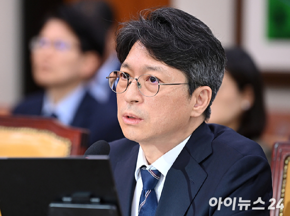 홍지선 국토교통부 장관 후보자가 16일 서울 여의도 국회에서 열린 국토교통위원회 인사청문회에서 질의에 답변하고 있다. [사진=곽영래 기자]
