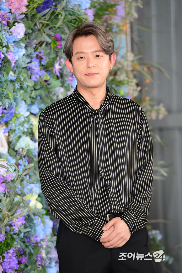 가수 토니안이 26일 오후 서울 성수동 한 전시장에서 열린 '에이바이봄X하우스오브콜렉션스, 전시 기념 포토월 행사'에 참석해 포즈를 취하고 있다. [사진=사진 조이뉴스24 포토DB]