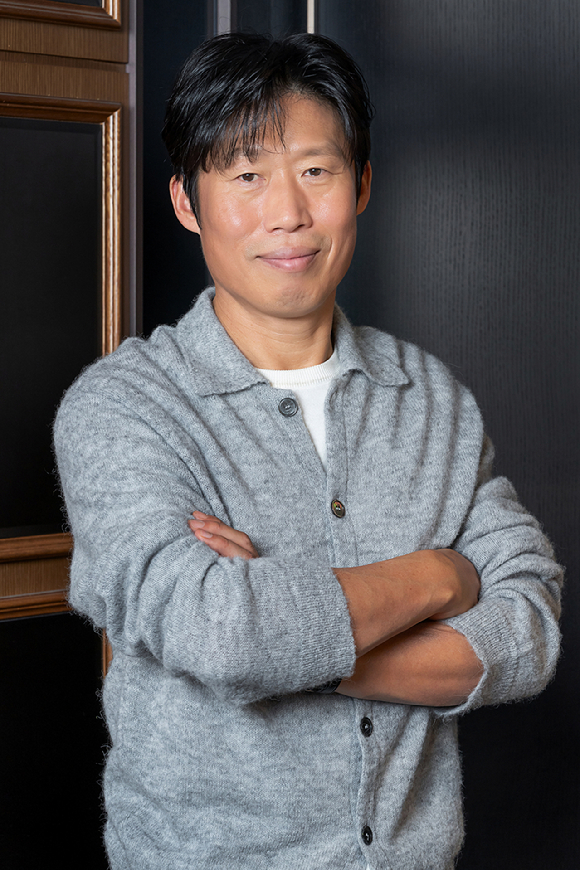 배우 유해진이 영화 '왕과 사는 남자' 인터뷰에 앞서 포즈를 취하고 있다. [사진=(주)쇼박스]