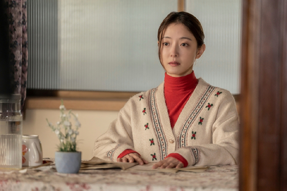 배우 김혜자와 이세영이 영화 '여전히 찬란하게'에서 열연하고 있다. [사진=플러스엠 엔터테인먼트]