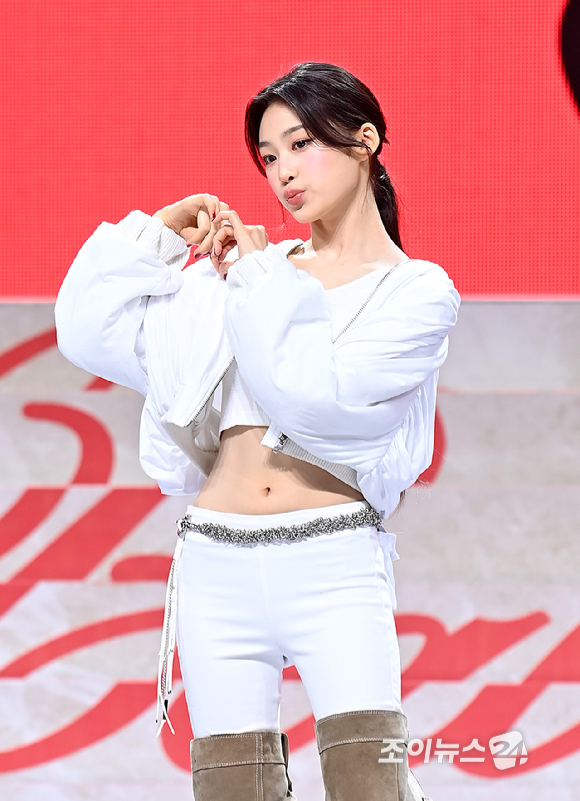 걸그룹 베이비돈크라이(Baby DONT Cry) 베니가 23일 오후 서울 용산구 블루스퀘어에서 열린 데뷔 싱글 ‘에프 걸(F girl)’을 발매기념 쇼케이스에서 포토타임을 갖고 있다. [사진=곽영래 기자]